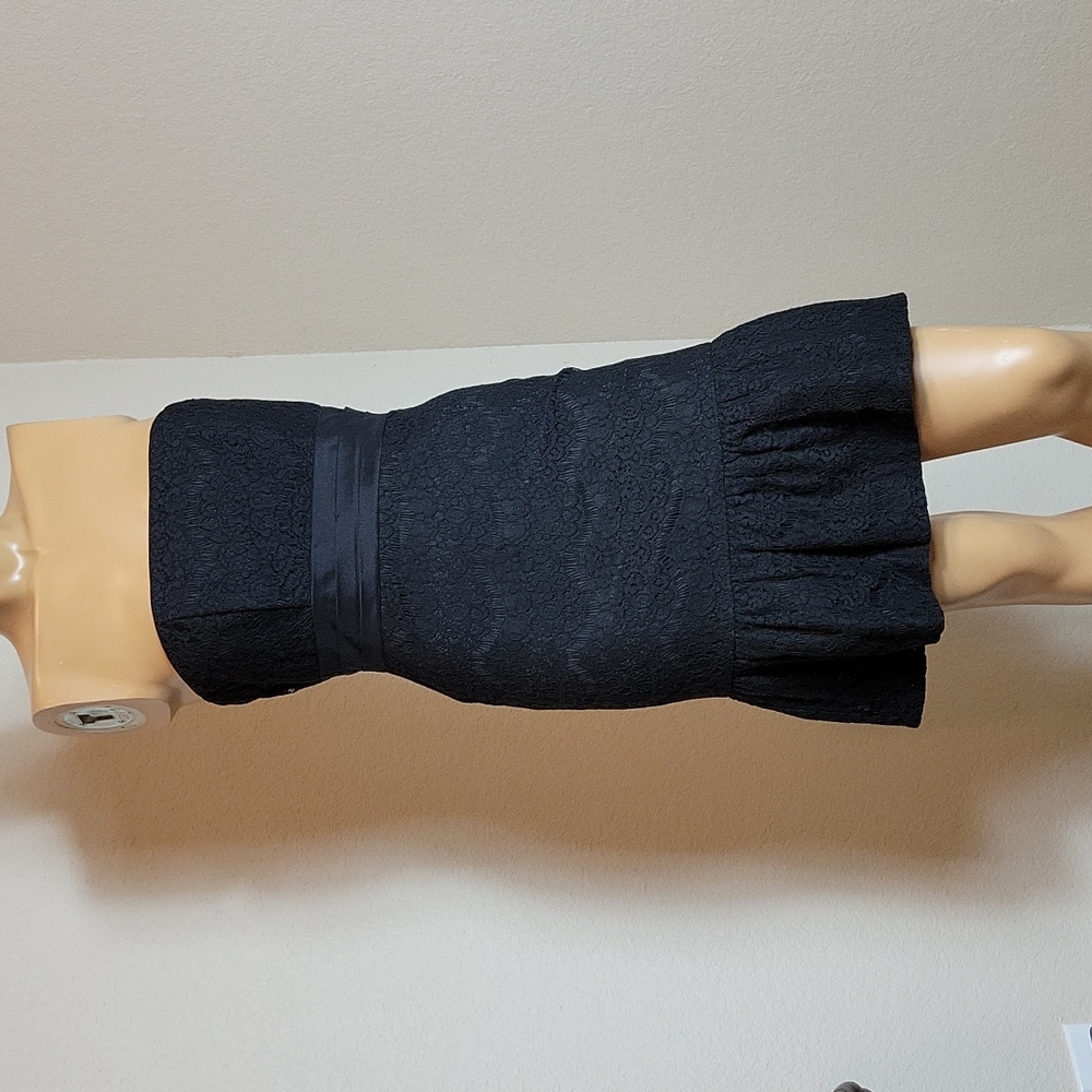 Beautiful Whitehouse Black Market strapless dress